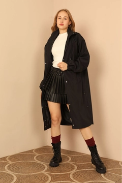 Bir model, Kaktus Moda toptan giyim markasının 26502 - Raincoat - Black toptan Yağmurluk ürününü sergiliyor.