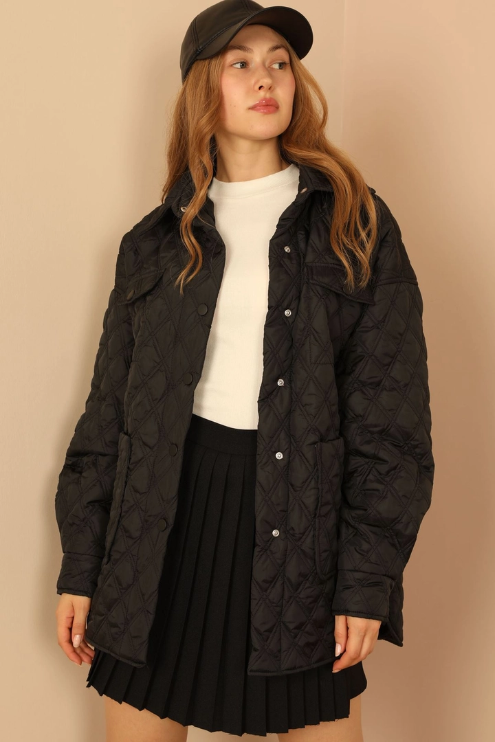 Ein Bekleidungsmodell aus dem Großhandel trägt 27889 - Coat - Black, türkischer Großhandel Mantel von Kaktus Moda