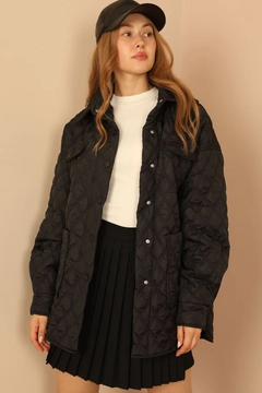 Veleprodajni model oblačil nosi 27889 - Coat - Black, turška veleprodaja Plašč od Kaktus Moda