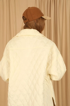 Bir model, Kaktus Moda toptan giyim markasının 27892 - Coat - Ecru toptan Kaban ürününü sergiliyor.