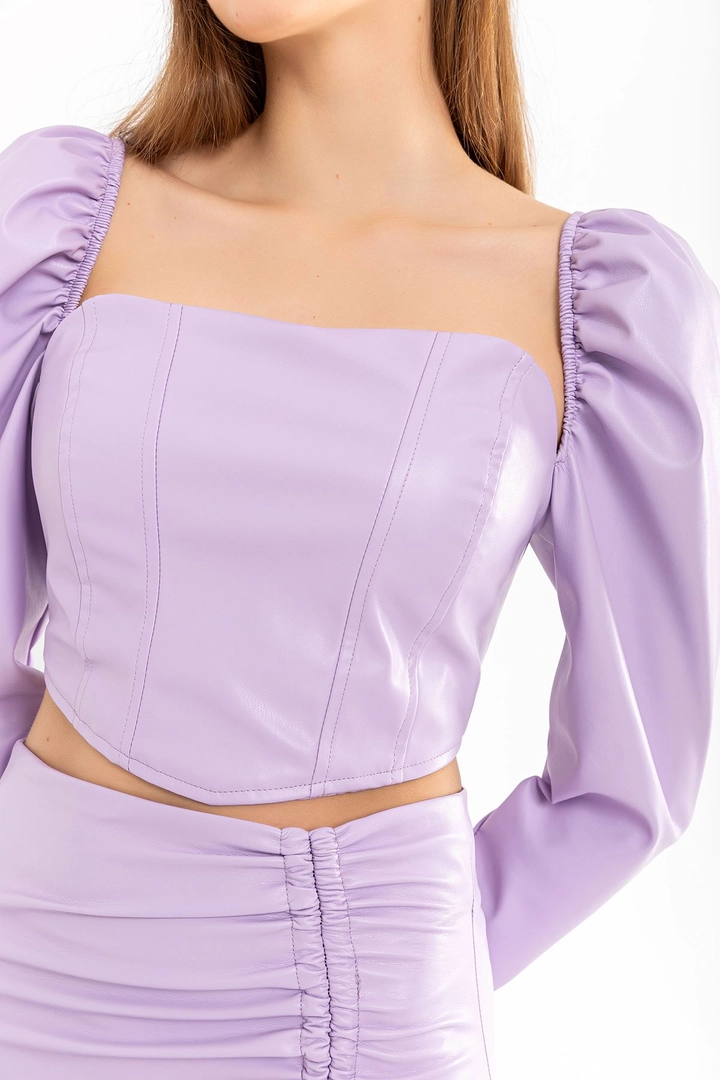 Una modella di abbigliamento all'ingrosso indossa 29087 - Crop Top - Lilac, vendita all'ingrosso turca di Parte superiore corta di Kaktus Moda