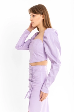 Een kledingmodel uit de groothandel draagt 29087 - Crop Top - Lilac, Turkse groothandel Crop-top van Kaktus Moda