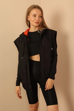 Una modelo de ropa al por mayor lleva 29096 - Vest - Black, Chaleco turco al por mayor de Kaktus Moda