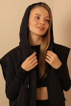 Ένα μοντέλο χονδρικής πώλησης ρούχων φοράει 29096 - Vest - Black, τούρκικο Αμάνικο μπλουζάκι χονδρικής πώλησης από Kaktus Moda