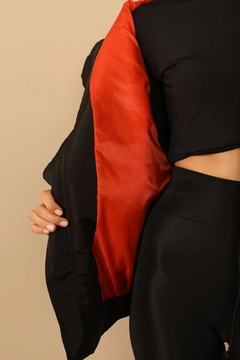 Bir model, Kaktus Moda toptan giyim markasının 29096 - Vest - Black toptan Yelek ürününü sergiliyor.