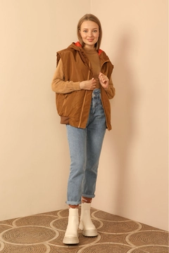 Een kledingmodel uit de groothandel draagt 29098 - Vest - Brown, Turkse groothandel Vest van Kaktus Moda