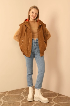Ένα μοντέλο χονδρικής πώλησης ρούχων φοράει 29098 - Vest - Brown, τούρκικο Αμάνικο μπλουζάκι χονδρικής πώλησης από Kaktus Moda