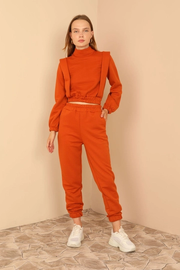 Bir model, Kaktus Moda toptan giyim markasının  Eşofman Takımı - Tarçın
 toptan Eşofman Takımı ürününü sergiliyor.