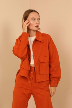 Una modella di abbigliamento all'ingrosso indossa 22349 - Jacket - Cinnamon, vendita all'ingrosso turca di Giacca di Kaktus Moda
