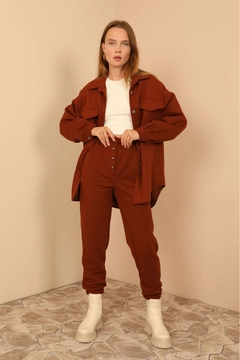 Ein Bekleidungsmodell aus dem Großhandel trägt 22431 - Jacket - Brown, türkischer Großhandel Jacke von Kaktus Moda