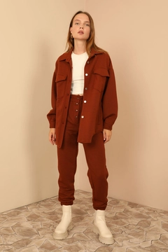 Ein Bekleidungsmodell aus dem Großhandel trägt 22431 - Jacket - Brown, türkischer Großhandel Jacke von Kaktus Moda