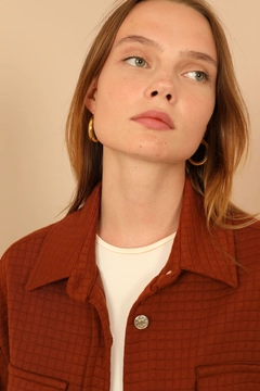 Una modella di abbigliamento all'ingrosso indossa 22431 - Jacket - Brown, vendita all'ingrosso turca di Giacca di Kaktus Moda