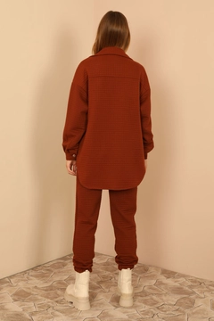 Una modella di abbigliamento all'ingrosso indossa 22431 - Jacket - Brown, vendita all'ingrosso turca di Giacca di Kaktus Moda