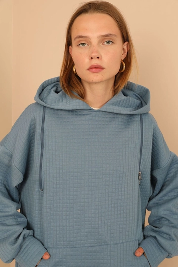 Bir model, Kaktus Moda toptan giyim markasının  Sweatshirt - Mavi
 toptan Hoodie ürününü sergiliyor.