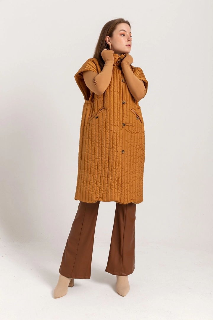 Ένα μοντέλο χονδρικής πώλησης ρούχων φοράει 22450 - Vest - Tan, τούρκικο Αμάνικο μπλουζάκι χονδρικής πώλησης από Kaktus Moda