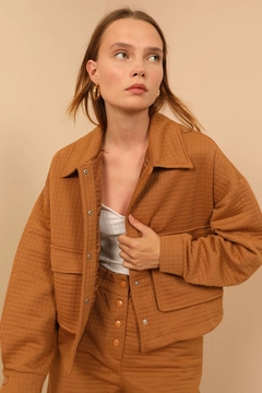 Una modella di abbigliamento all'ingrosso indossa 22451 - Jacket - Tan, vendita all'ingrosso turca di Giacca di Kaktus Moda