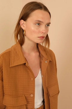 Ein Bekleidungsmodell aus dem Großhandel trägt 22451 - Jacket - Tan, türkischer Großhandel Jacke von Kaktus Moda