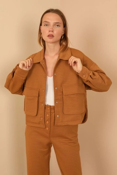 Bir model, Kaktus Moda toptan giyim markasının 22451 - Jacket - Tan toptan Ceket ürününü sergiliyor.