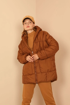 A wholesale clothing model wears 22479 - Coat - Brown, Turkish wholesale Coat of Kaktus Moda