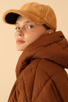 Ein Bekleidungsmodell aus dem Großhandel trägt 22479 - Coat - Brown, türkischer Großhandel Mantel von Kaktus Moda