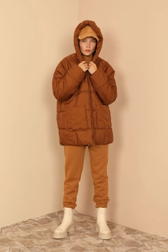 Una modella di abbigliamento all'ingrosso indossa 22479 - Coat - Brown, vendita all'ingrosso turca di Cappotto di Kaktus Moda