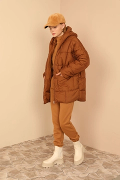 Bir model, Kaktus Moda toptan giyim markasının 22479 - Coat - Brown toptan Kaban ürününü sergiliyor.