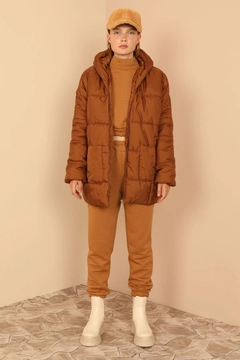 Ένα μοντέλο χονδρικής πώλησης ρούχων φοράει 22479 - Coat - Brown, τούρκικο Σακάκι χονδρικής πώλησης από Kaktus Moda