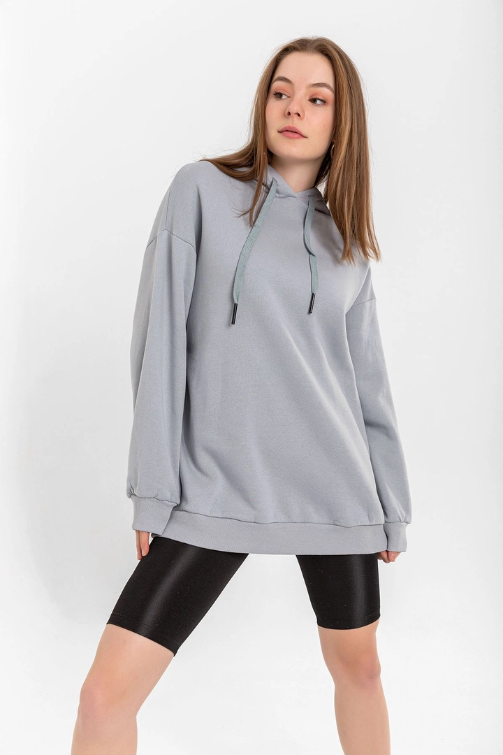 Una modelo de ropa al por mayor lleva 22548 - Sweatshirt - Grey, Sudadera turco al por mayor de Kaktus Moda