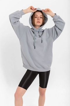 Una modelo de ropa al por mayor lleva 22548 - Sweatshirt - Grey, Sudadera turco al por mayor de Kaktus Moda