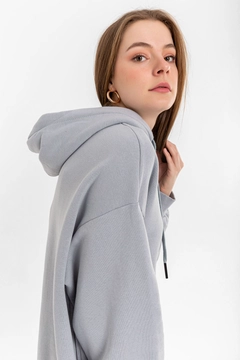 Модель оптовой продажи одежды носит 22548 - Sweatshirt - Grey, турецкий оптовый товар Толстовка с капюшоном от Kaktus Moda.