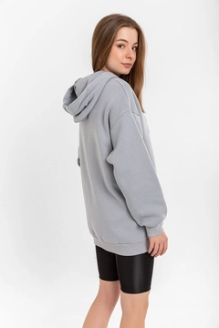 Модель оптовой продажи одежды носит 22548 - Sweatshirt - Grey, турецкий оптовый товар Толстовка с капюшоном от Kaktus Moda.
