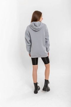 Bir model, Kaktus Moda toptan giyim markasının 22548 - Sweatshirt - Grey toptan Hoodie ürününü sergiliyor.