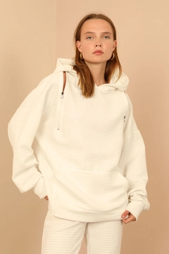 A wholesale clothing model wears 22541 - Sweatshirt - Ecru, Turkish wholesale Hoodie of Kaktus Moda