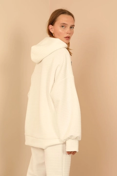 A wholesale clothing model wears 22541 - Sweatshirt - Ecru, Turkish wholesale Hoodie of Kaktus Moda