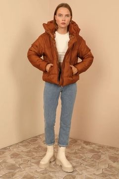 Bir model, Kaktus Moda toptan giyim markasının 22688 - Coat - Brown toptan Kaban ürününü sergiliyor.