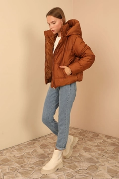 Een kledingmodel uit de groothandel draagt 22688 - Coat - Brown, Turkse groothandel Jas van Kaktus Moda
