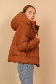 Una modella di abbigliamento all'ingrosso indossa 22688 - Coat - Brown, vendita all'ingrosso turca di Cappotto di Kaktus Moda