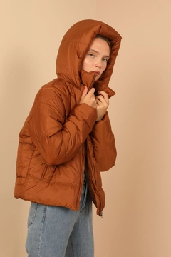 A wholesale clothing model wears 22688 - Coat - Brown, Turkish wholesale Coat of Kaktus Moda