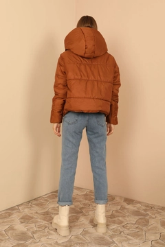 Een kledingmodel uit de groothandel draagt 22688 - Coat - Brown, Turkse groothandel Jas van Kaktus Moda