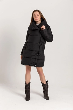 Una modella di abbigliamento all'ingrosso indossa 22721 - Coat - Black, vendita all'ingrosso turca di Cappotto di Kaktus Moda