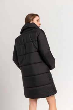 Bir model, Kaktus Moda toptan giyim markasının 22721 - Coat - Black toptan Kaban ürününü sergiliyor.