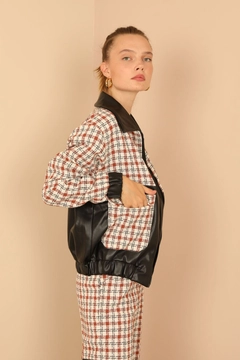 Bir model, Kaktus Moda toptan giyim markasının 22935 - Jacket - Tan toptan Ceket ürününü sergiliyor.