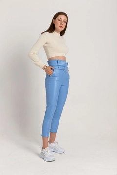 Bir model, Kaktus Moda toptan giyim markasının 22976 - Pants - Blue toptan Pantolon ürününü sergiliyor.