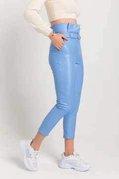 Ένα μοντέλο χονδρικής πώλησης ρούχων φοράει 22976 - Pants - Blue, τούρκικο Παντελόνι χονδρικής πώλησης από Kaktus Moda