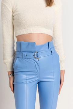 Bir model, Kaktus Moda toptan giyim markasının 22976 - Pants - Blue toptan Pantolon ürününü sergiliyor.