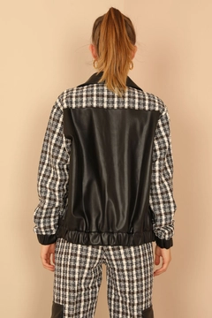 Ein Bekleidungsmodell aus dem Großhandel trägt 23068 - Jacket - Mink, türkischer Großhandel Jacke von Kaktus Moda