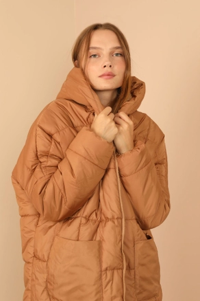 A model wears 23096 - Coat - Tan, wholesale undefined of Kaktus Moda to display at Lonca