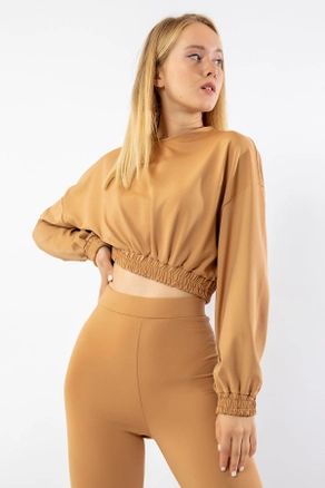 A model wears 23099 - Blouse - Camel, wholesale undefined of Kaktus Moda to display at Lonca