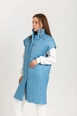 Bir model,  toptan giyim markasının 23142-vest-baby-blue toptan  ürününü sergiliyor.