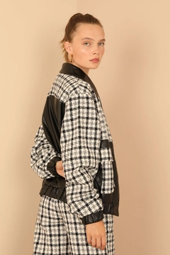 Una modella di abbigliamento all'ingrosso indossa 23162 - Jacket - Ecru, vendita all'ingrosso turca di Giacca di Kaktus Moda
